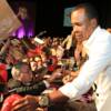 Sugar Ray Leonard accommodates autograph requests from his fans