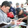 From Korea to Canastota, Myung-Woo Yuh signs autographs for his fans