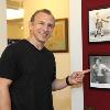 Mancini points to his photo on display in the Hall of Fame